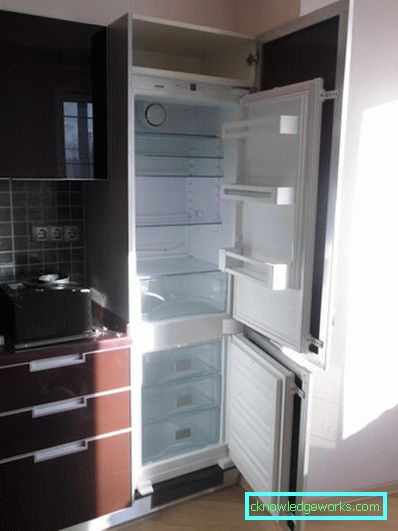 Холодильник, вбудований в шафу